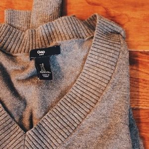 GAP Small V NECK sweater. Basically brand new!